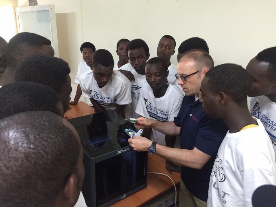 Estudiantes de Rwanda aprendiendo SOLIDWORKS