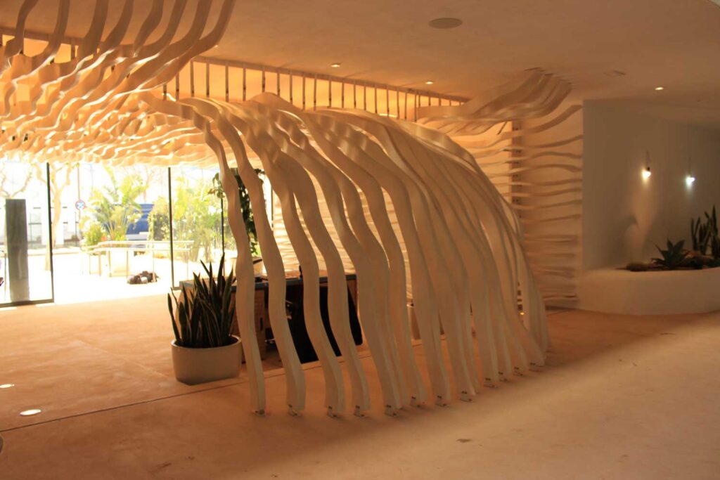 Vista posterior de la estructura irregular de doble curvatura madera de fresno. Hippiments, Ibiza